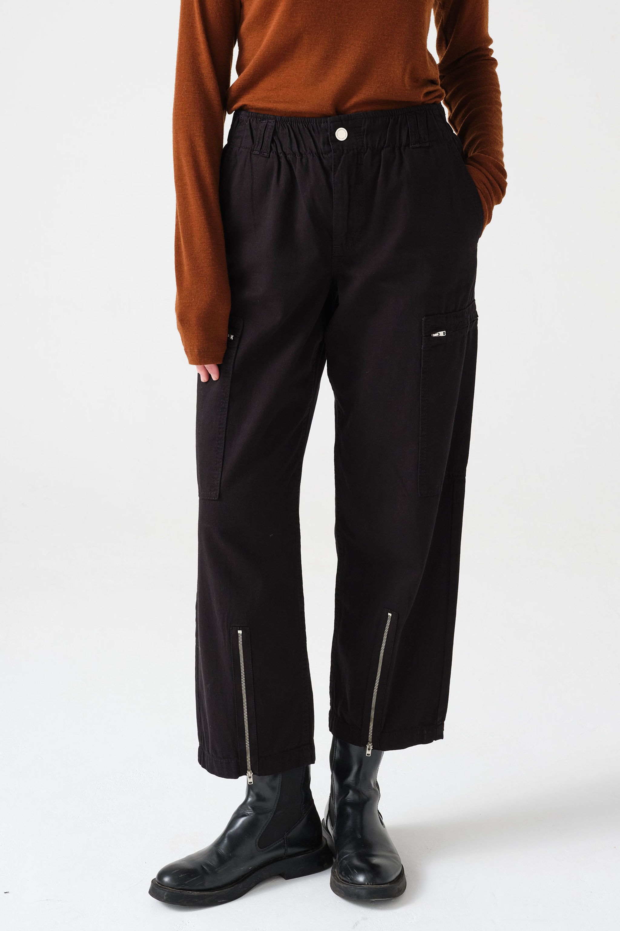 Amelia Pant in Black