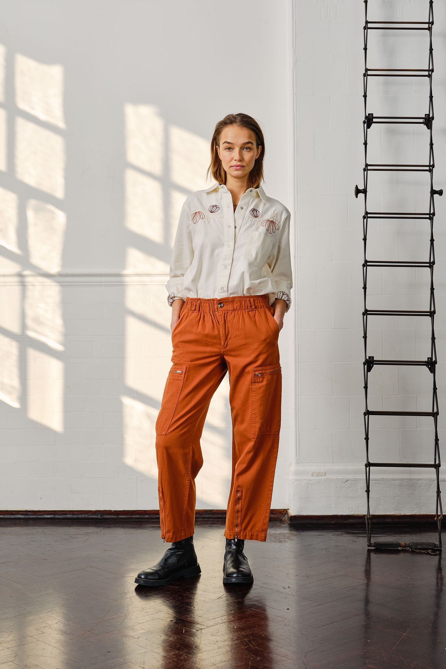 Amelia Pant in Caramel