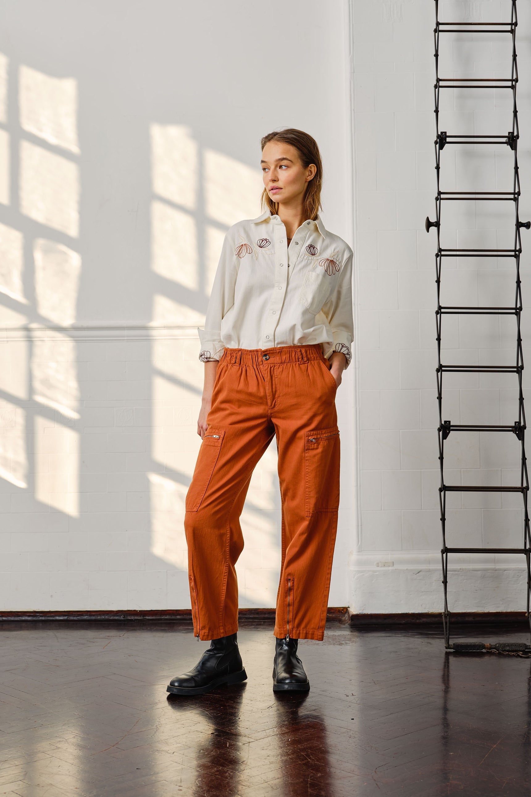 Amelia Pant in Caramel