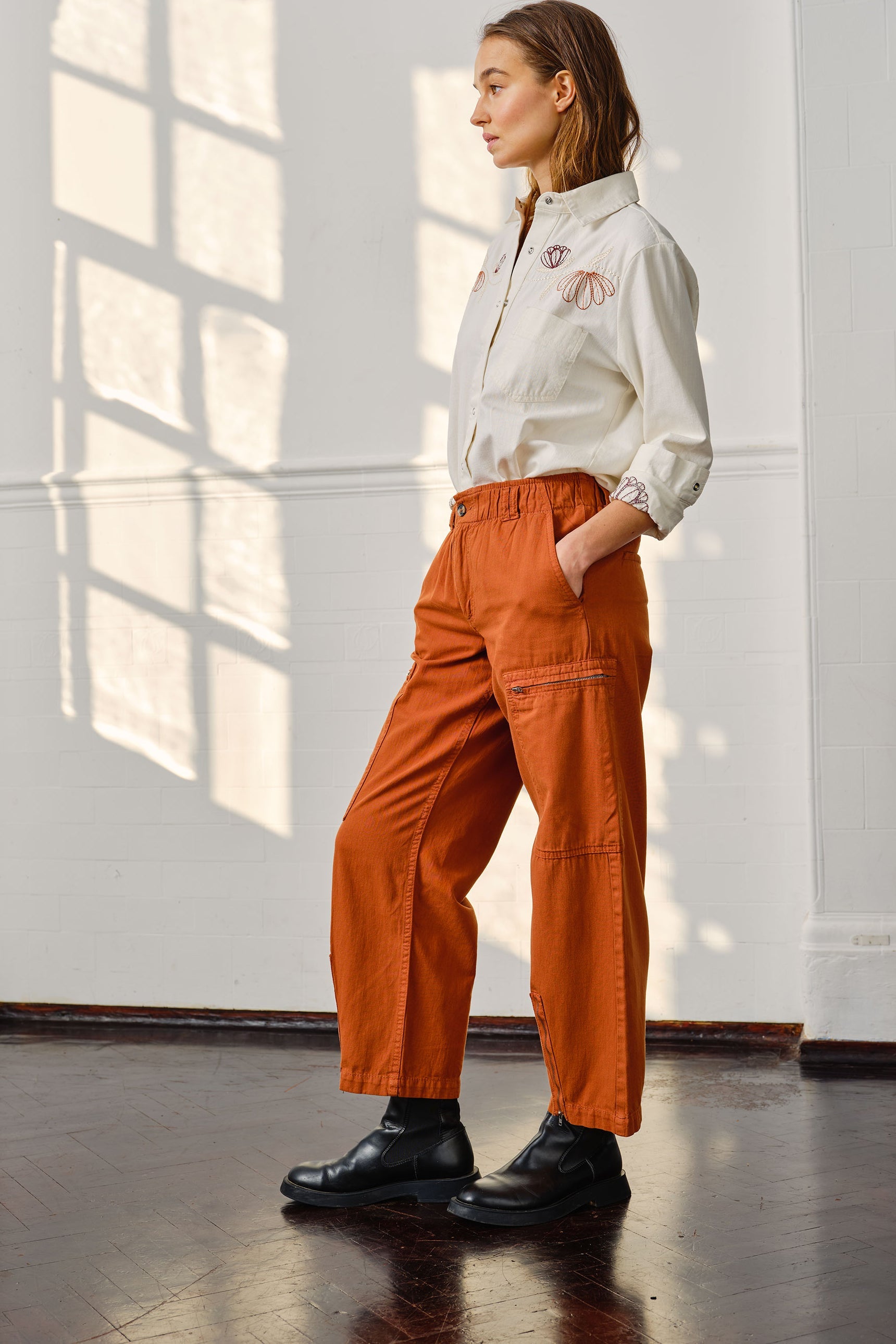 Amelia Pant in Caramel